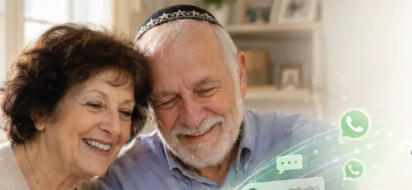 זוג מבוגרים משתמשים יחד בטלפון חכם ושולחים הודעות קוליות